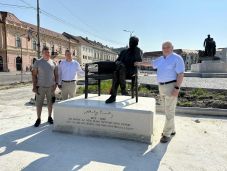 Visszakerült az Ady-szobor a zilahi Wesselényi térre